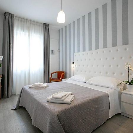 Hotel La Perla Rimini Kültér fotó