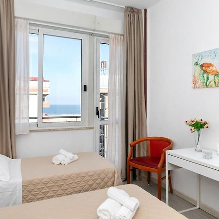 Hotel La Perla Rimini Kültér fotó