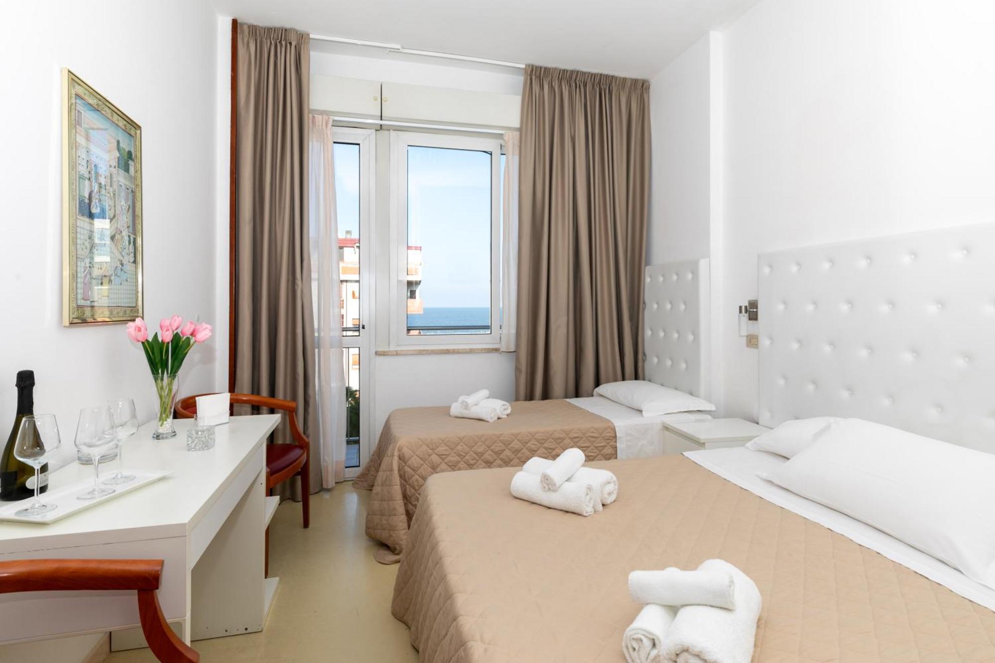 Hotel La Perla Rimini Kültér fotó
