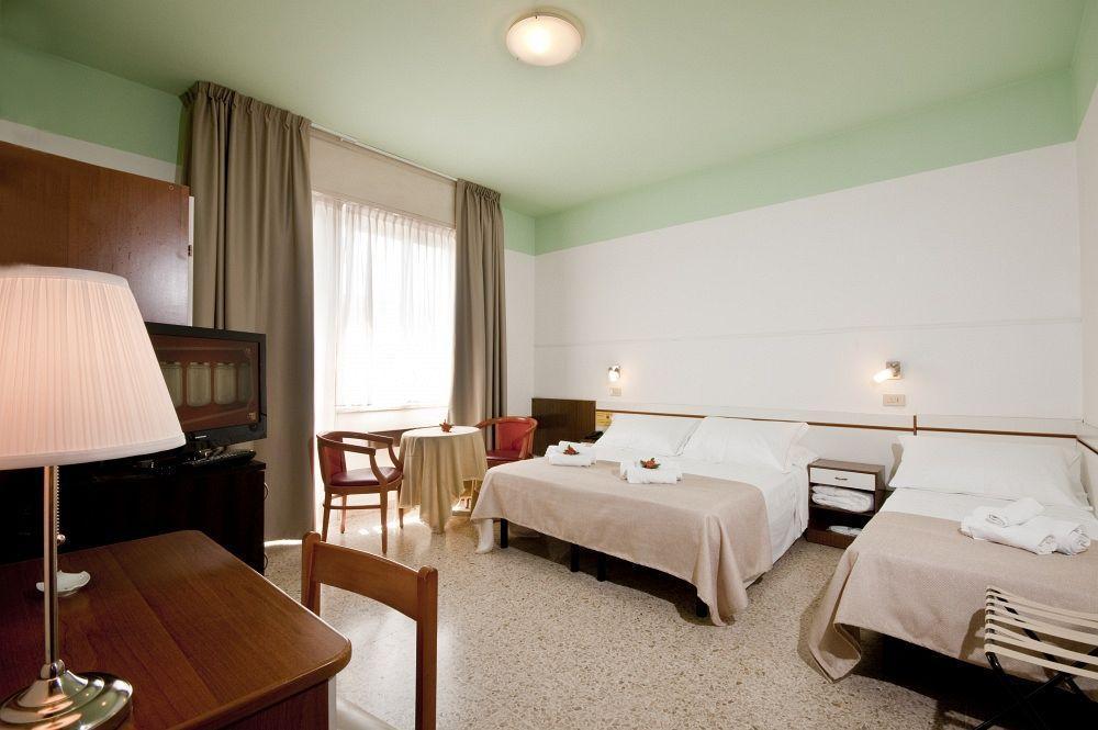 Hotel La Perla Rimini Kültér fotó